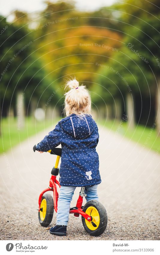 Kind unterwegs mit dem Rad Fahrrad Kinderfahrrad selbstbewußt Fahrradhelm Sicherheit Starke Tiefenschärfe Wege & Pfade fahren Fahrradfahren lernen