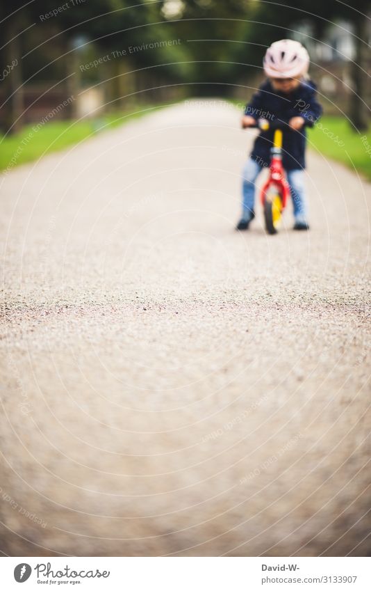 Kind unterwegs mit dem Rad Fahrrad Kinderfahrrad Fahrradhelm Sicherheit Starke Tiefenschärfe Wege & Pfade fahren Fahrradfahren lernen üben üben üben