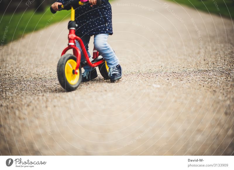 unterwegs mit dem Laufrad Lifestyle Freizeit & Hobby Spielen Ausflug Abenteuer Kindererziehung Mensch feminin Kleinkind Mädchen Kindheit Leben 1 1-3 Jahre