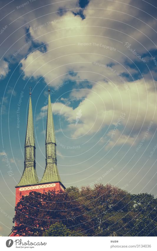 Hohe Erwartung Ferien & Urlaub & Reisen Tourismus Sightseeing Städtereise Umwelt Natur Himmel Wolken Stadt Stadtzentrum Kirche Dach Sehenswürdigkeit Wahrzeichen