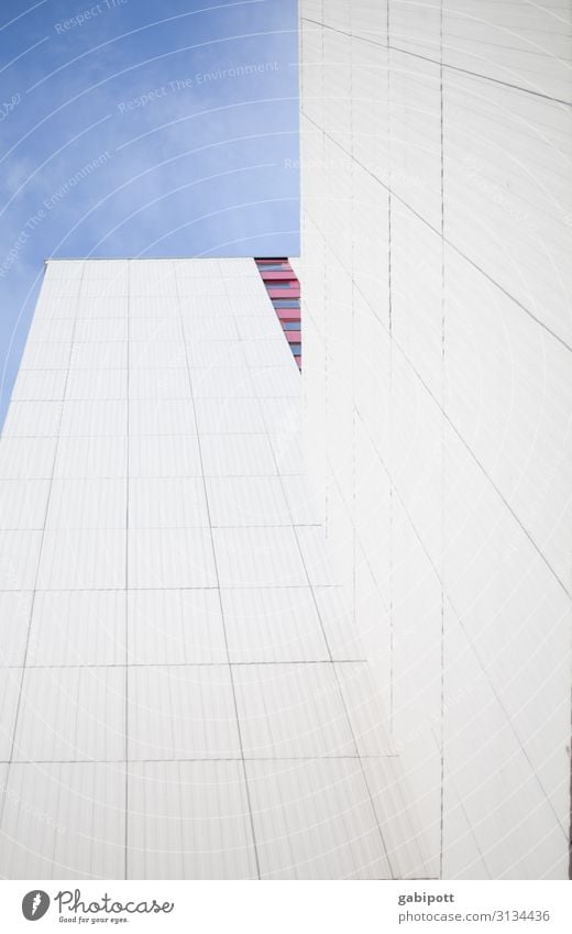 Ein Stück vom Himmel Haus Hochhaus Gebäude Fassade Fenster eckig hoch Stadt Kraft Willensstärke Macht Hoffnung Horizont modern Perspektive Reichtum Farbfoto