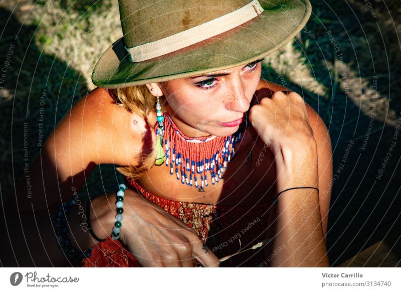 Ein junges Boho-Mädchen mit einem Hut. Lifestyle Freude Glück schön Erholung Tourismus Sommer Strand Frau Erwachsene Freundschaft Jugendliche Fröhlichkeit