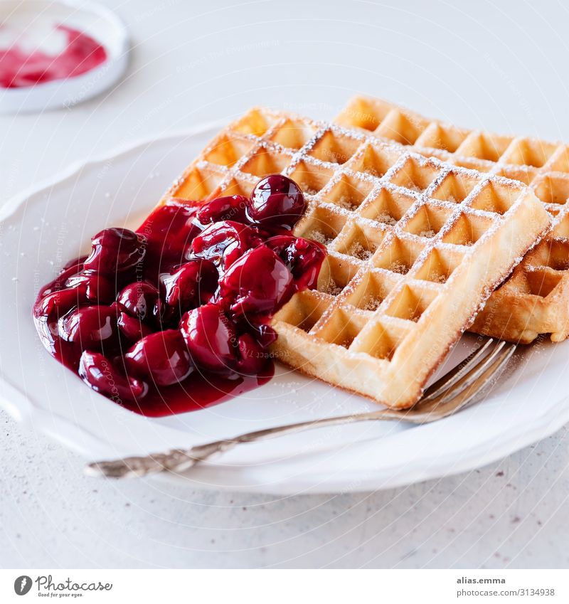 Frische Waffeln mit heißen Kirschen Lebensmittel Kuchen Ernährung Kaffeetrinken Teller Gabel Essen gelb rot weiß Frucht backen süß belgische waffeln Dessert