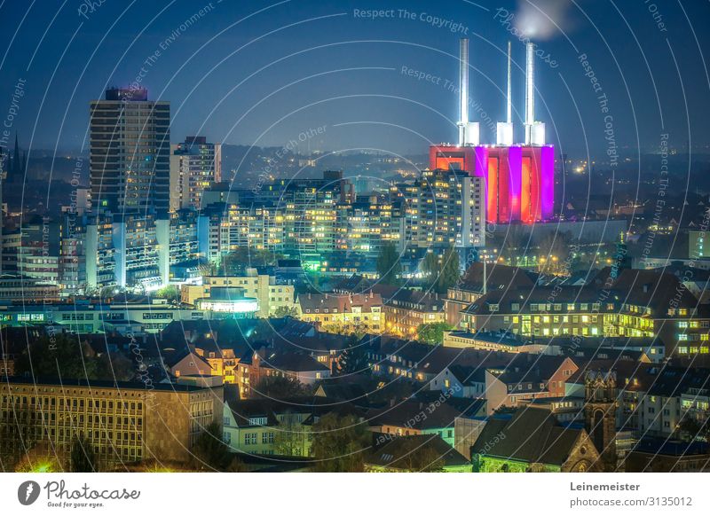 Hannover am Abend Umwelt Himmel Nachthimmel Deutschland Europa Hauptstadt Skyline bevölkert Haus Hochhaus Rathaus Turm Bauwerk Gebäude Architektur Schornstein