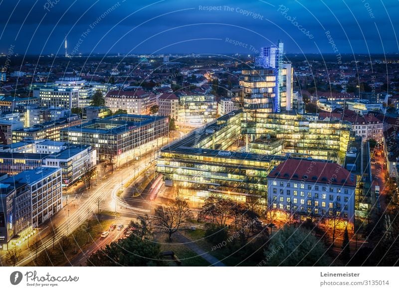 Hannover Skyline am Abend mit Blick von dem neuen Rathaus panorama skyline abend blaue Stunde Lichter Stadt Hannover Niedersachsen Langzeitbelichtung Verkehr