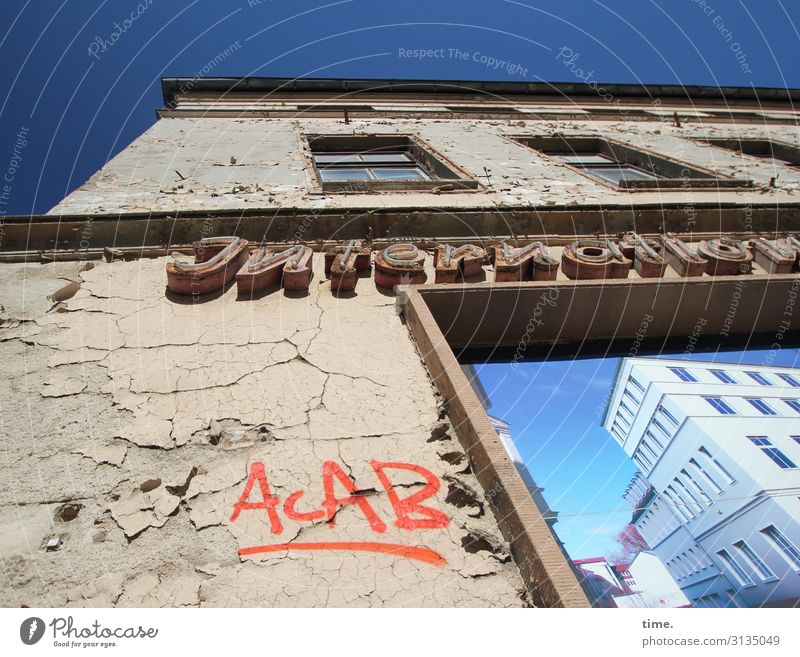 Halswirbelsäulentraining (XVIII) Himmel Schönes Wetter Ruine Bauwerk Gebäude Architektur Neubau Werbung Plakat acab Mauer Wand Fassade Fenster Dach Putz