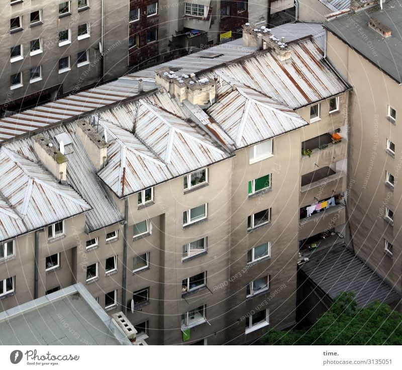 Nachbarschaften (III) Krakow Stadtzentrum Haus Hochhaus Gebäude Architektur Mauer Wand Fassade Balkon Fenster Dach dunkel trashig trist Schutz Zusammensein