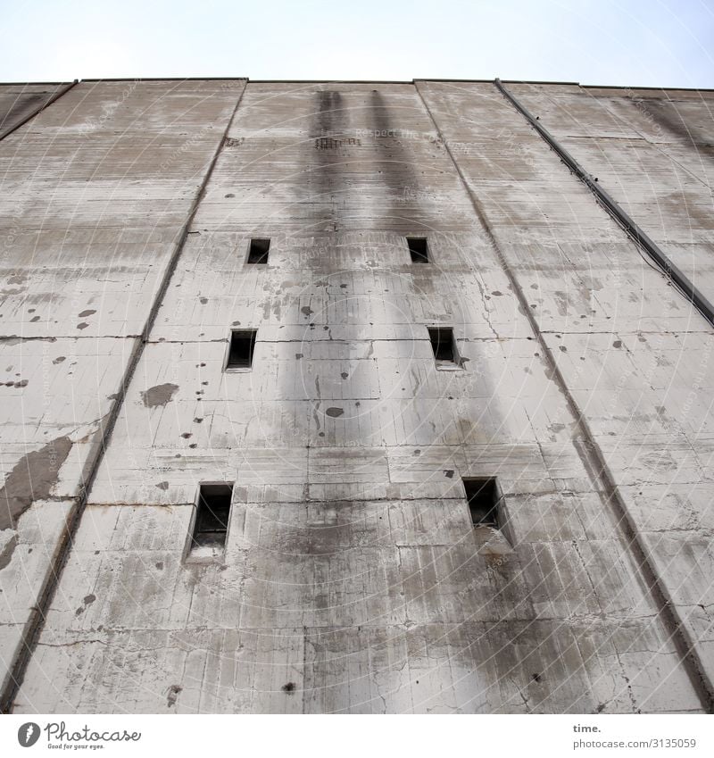 Halswirbelsäulentraining (VI) Ruine Bauwerk Gebäude Architektur Bunker Mauer Wand Fassade Fenster Stein Beton Linie Streifen dreckig dunkel einfach fest