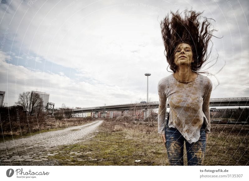 Mudhoney Freude Mensch feminin Junge Frau Jugendliche 1 18-30 Jahre Erwachsene Verkehr Straße Hochstraße Jeanshose Haare & Frisuren brünett langhaarig Locken