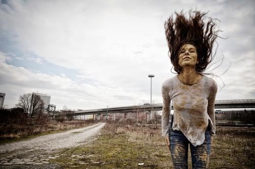 Mudhoney Freude Mensch feminin Junge Frau Jugendliche 1 18-30 Jahre Erwachsene Verkehr Straße Hochstraße Jeanshose Haare & Frisuren brünett langhaarig Locken