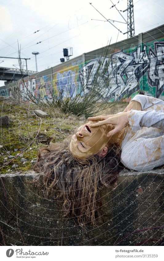 Geil - Die Bahn ist mal pünktlich! Mensch feminin Junge Frau Jugendliche 1 18-30 Jahre Erwachsene Verkehr Schienenverkehr Bahnfahren Bahndamm Lärmschutzwand