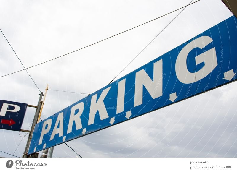 P > Parkleitsystem Wolken schlechtes Wetter Griechenland Parkplatz Schnur Schilder & Markierungen Schriftzeichen Pfeil Großbuchstabe Typographie oben blau