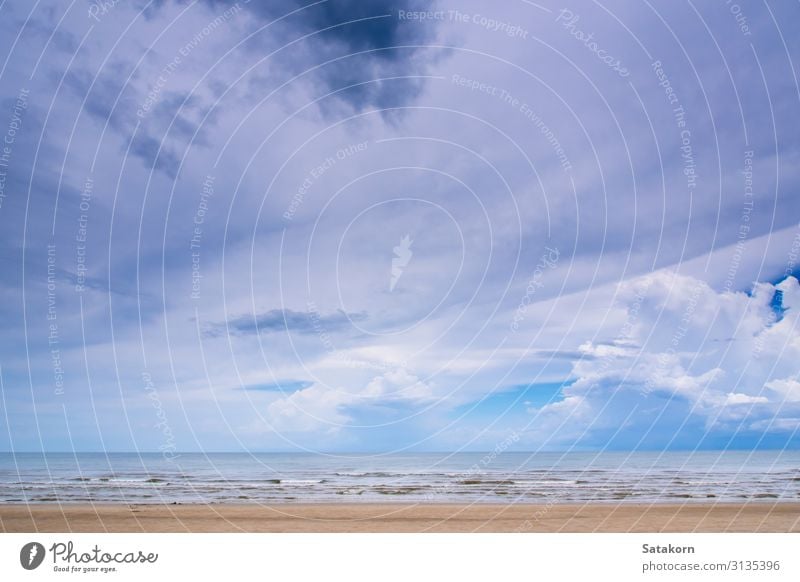 Wolken am strahlend blauen Himmel über dem Meer Ferien & Urlaub & Reisen Freiheit Strand Umwelt Natur Landschaft Wetter Küste natürlich weiß Farbe Hintergrund