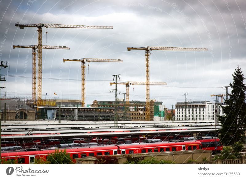 Hochkonjunktur Beruf Arbeitsplatz Baustelle Mittelstand Fortschritt Zukunft Wolken Nürnberg Haus Bahnhof Schienenverkehr Personenzug Baukran Kran bauen