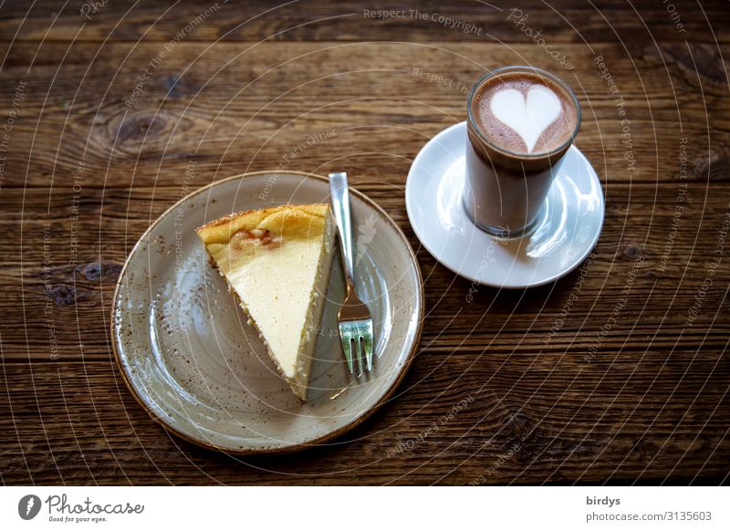 Glücklichmacher Kuchen Heißgetränk Kakao Teller Glas Gabel Tisch Holztisch Herz Duft genießen ästhetisch authentisch positiv süß braun gelb weiß Vorfreude