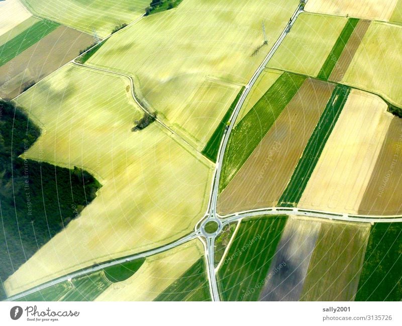 Kreisverkehr... Landstraße Feld Landwirtschaft Vogelperspektive Kreuzung Flurbereinigung flurbereinigt Anbau Getreidefeld Straße Kreisel grün hellgrün