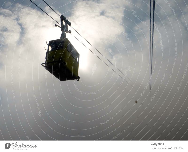 auf ins Ungewisse... Wolken Wetter Nebel Seilbahn Gondellift Bewegung hängen oben Abenteuer Einsamkeit Güterverkehr & Logistik aufwärts Alpen ungewiss Farbfoto