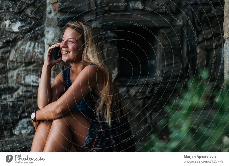 Junge, fröhliche Frau, die mit dem Handy telefoniert. Lifestyle Freude Ferien & Urlaub & Reisen Sommer Technik & Technologie Telekommunikation feminin