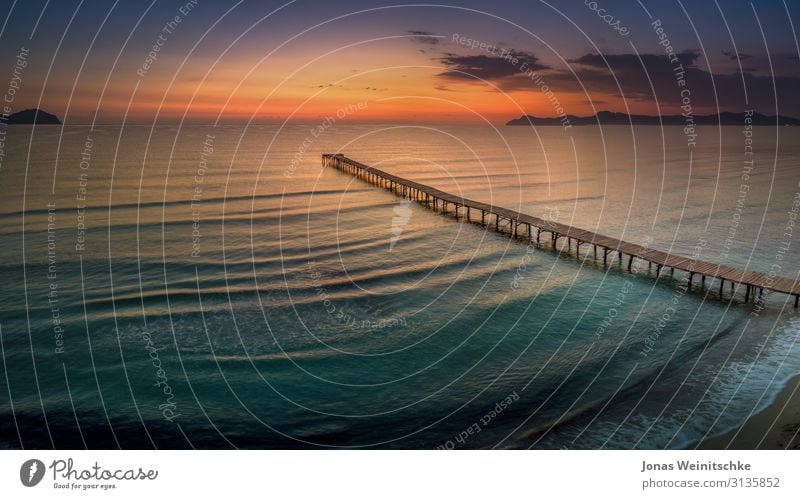 Hölzerner Steg an einem Strand von Mallorca beim Sonnenaufgang Sommer Sommerurlaub Sonnenbad Meer Insel Wellen Natur Landschaft Wolken Klima Klimawandel