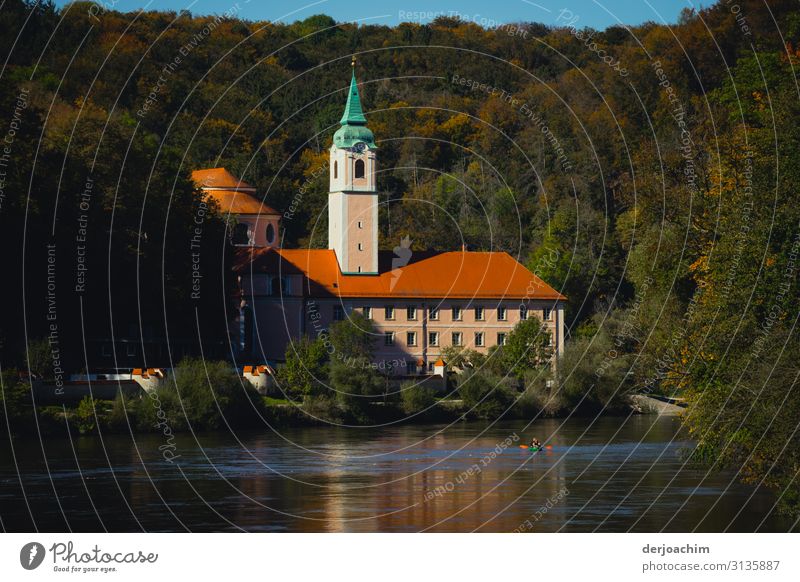 Kloster Weltenburg an der Donau. Liegt von Wald umgeben. Design Ausflug Traumhaus Umwelt Herbst Schönes Wetter Baum Flussufer Klosterkirche Bayern Deutschland