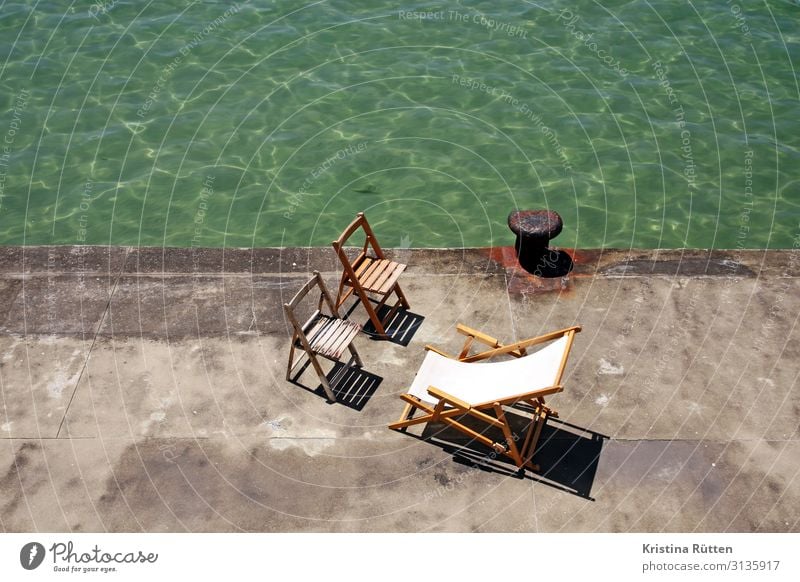 stühle am kai Erholung ruhig Freizeit & Hobby Ferien & Urlaub & Reisen Tourismus Sommer Meer Feierabend Wasser Küste Menschenleer Hafen Terrasse sitzen Pause