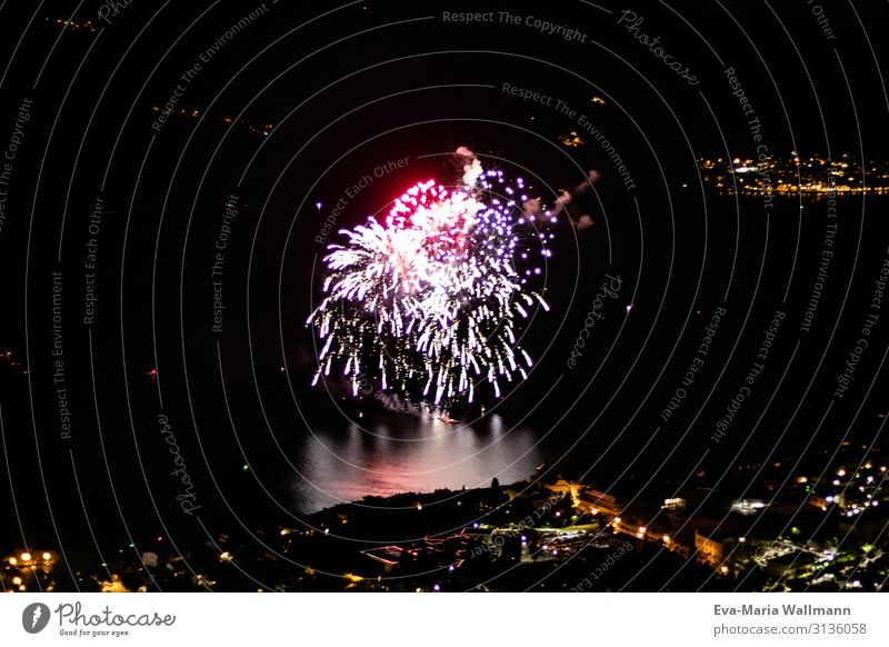 Buntes Feuerwerk Freude Veranstaltung See glänzend positiv schön violett rosa weiß Freizeit & Hobby Natur Zufriedenheit mehrfarbig Außenaufnahme Menschenleer