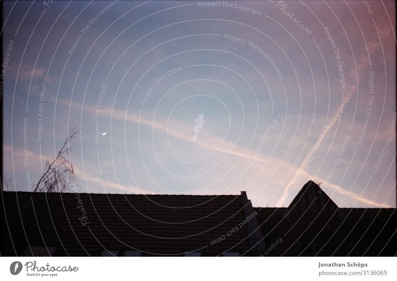 Dächer vom Nebenhaus bei Abendhimmel Isolation Homeoffice Bauwerk Gebäude Stadt Menschenleer Haus alt Film scan analog Ausblick Fensterblick zuhause Deutschland