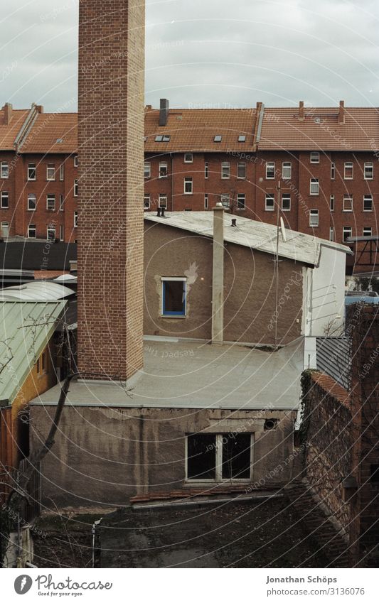 Ausblick in den Hinterhof Hof Wohnen Wohnraum backstein Erfurt Deutschland zuhause Fensterblick analog scan Film alt Esse Schornstein verlassen Haus