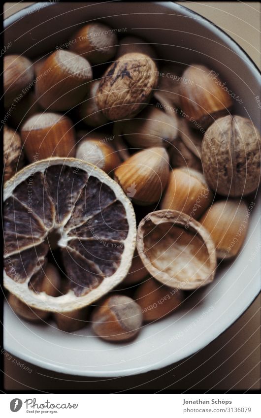 Nüsse in einer Schale – Analog im Herbst Lebensmittel Ernährung Kaffeetrinken Picknick Bioprodukte Vegetarische Ernährung Diät Slowfood Fingerfood ästhetisch