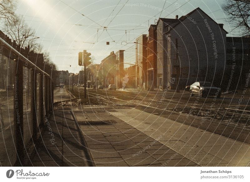 Fußweg und Straßenbahngleise in Erfurt Gleise Stadt analog Film Scan Sonne alt früher ahus urban Auto Ampel Zaun Begrenzung beton transport Verkehr PKW Fahrzeug