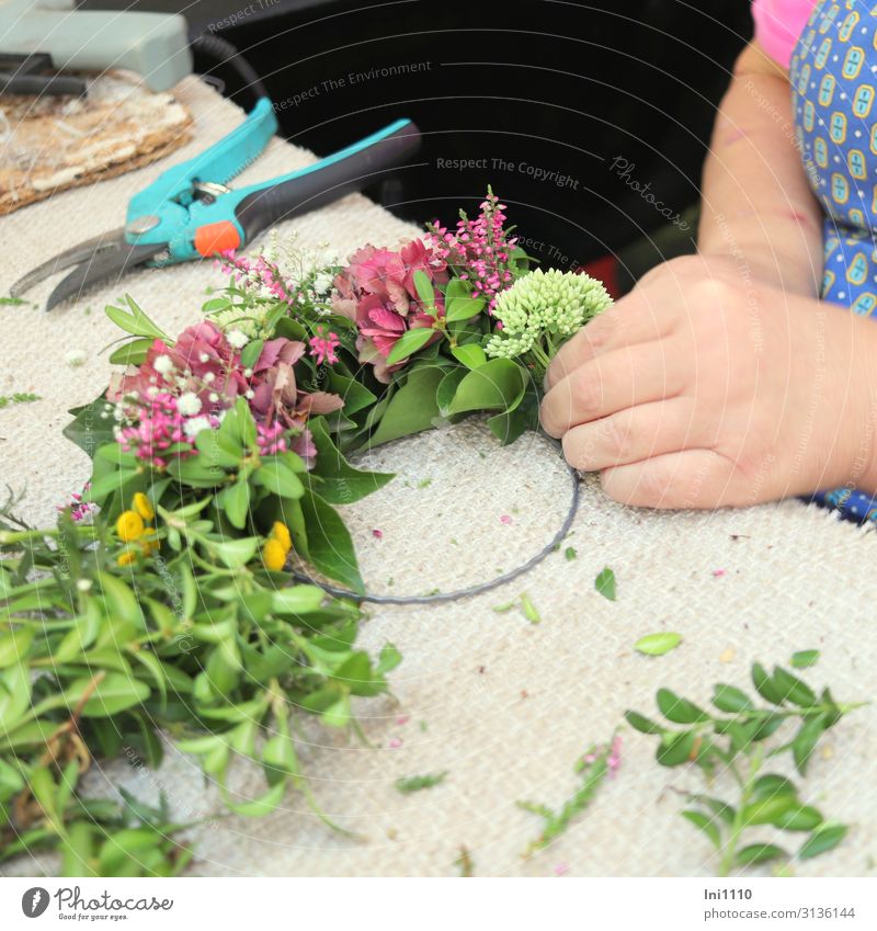 Blumenkranz wird gebunden Freude Häusliches Leben Pflanze Blatt Blüte Grünpflanze Metall Zeichen grün rosa weiß binden herbstlich Floristik selbstgemacht