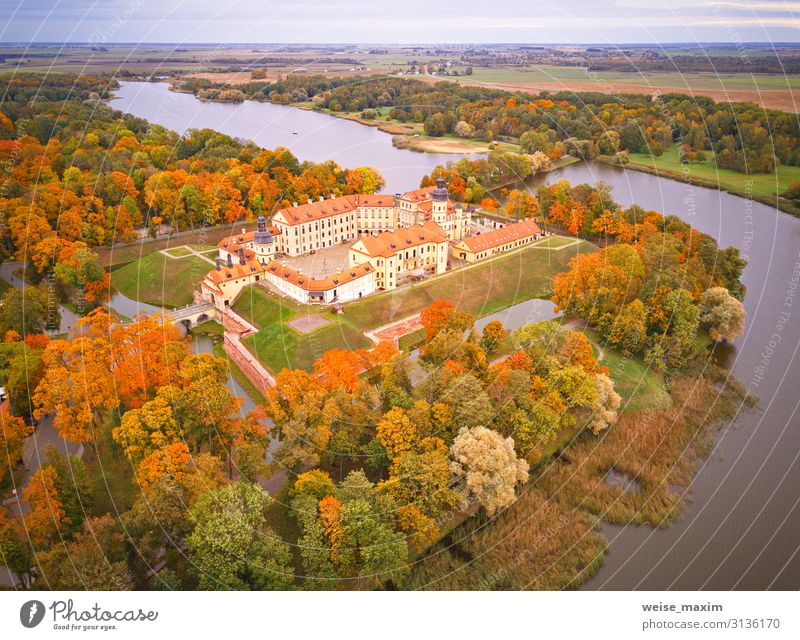 Bunter Ahornpark in der Altstadt von Niasvizh. schön Ferien & Urlaub & Reisen Kultur Natur Landschaft Himmel Wolken Sonnenaufgang Sonnenuntergang Herbst Klima