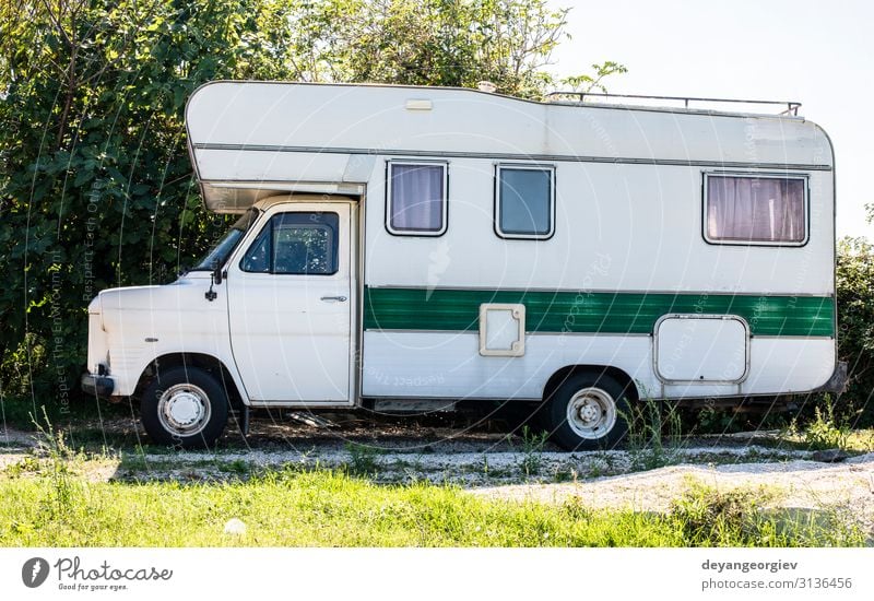 Alter weißer Wohnmobilbus. Vintage Van. Lifestyle Stil Erholung Ferien & Urlaub & Reisen Tourismus Ausflug Abenteuer Sommer Motor Verkehr Straße Fahrzeug PKW