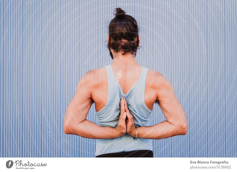 mann in der stadt, der yoga-sport betreibt. blauer hintergrund. gesunde lebensweise Yoga Mann Sport Gesundheit Außenaufnahme Großstadt Blauer Hintergrund