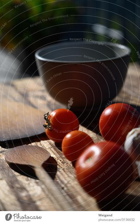 Tomaten Lebensmittel Gemüse Salat Salatbeilage Mittagessen Bioprodukte Vegetarische Ernährung Slowfood Schalen & Schüsseln lecker rot Warmherzigkeit Kochlöffel