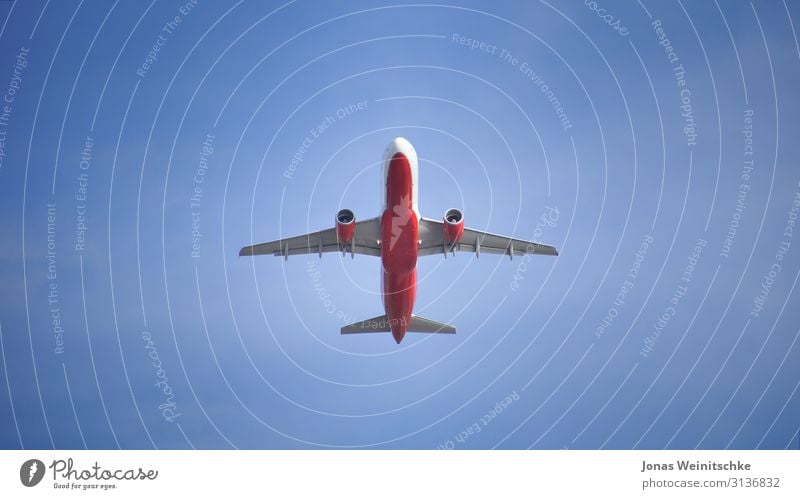 Flugzeug im Landeanflug Luftverkehr Passagierflugzeug Fluggerät fliegen Freisteller hoch Düsenflugzeug Triebwerke Tragfläche Spannweite Geschwindigkeit