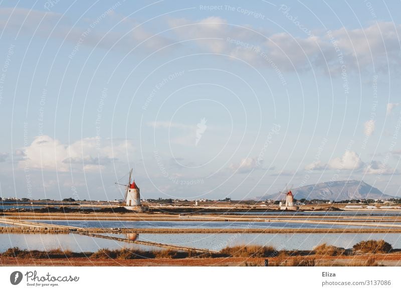 Saline Sizilien trapani Industrieanlage Ferne Italien meersalz Windmühle Salz Wolkenhimmel Mühle paceco meerwassersaline entsalzungsanlage Landschaft