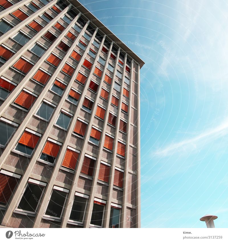 Nachbarschaften (VII) Himmel Schönes Wetter Kassel Stadtzentrum Haus Hochhaus Architektur Mauer Wand Fassade Fenster Dach Straßenbeleuchtung Jalousie