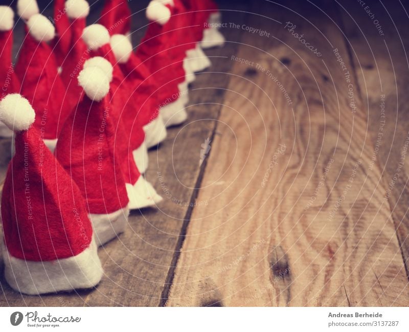 Many hats of Santa on a rustic wooden table Stil Winter Weihnachten & Advent Hut Mütze Dekoration & Verzierung Vorfreude Freude Tradition fluffy set december