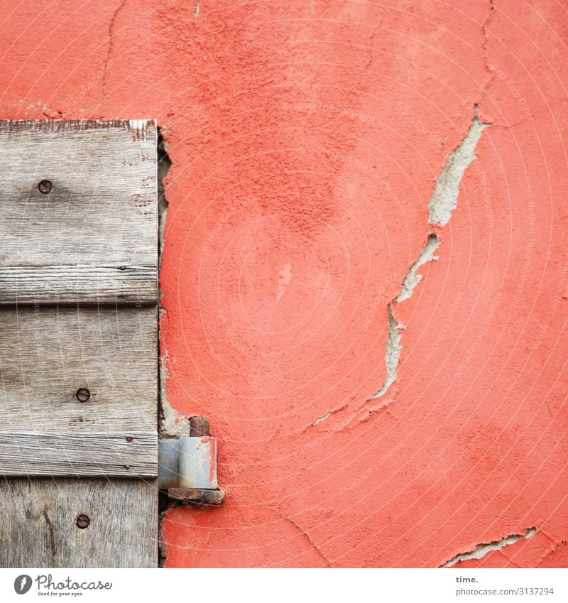 Entrees (X) Bauwerk Lagerschuppen Holz Tür Scharnier Mauer Wand Fassade Putz Riss genagelt Stein Linie Streifen alt fest kaputt trashig Stadt braun orange