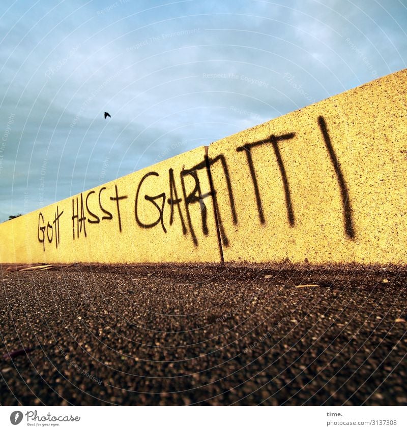 übereifrig Bildung Himmel Wolken Schönes Wetter Hamburg Mauer Wand Wege & Pfade Farbe Stein Beton Schriftzeichen Graffiti dunkel eckig kaputt trashig