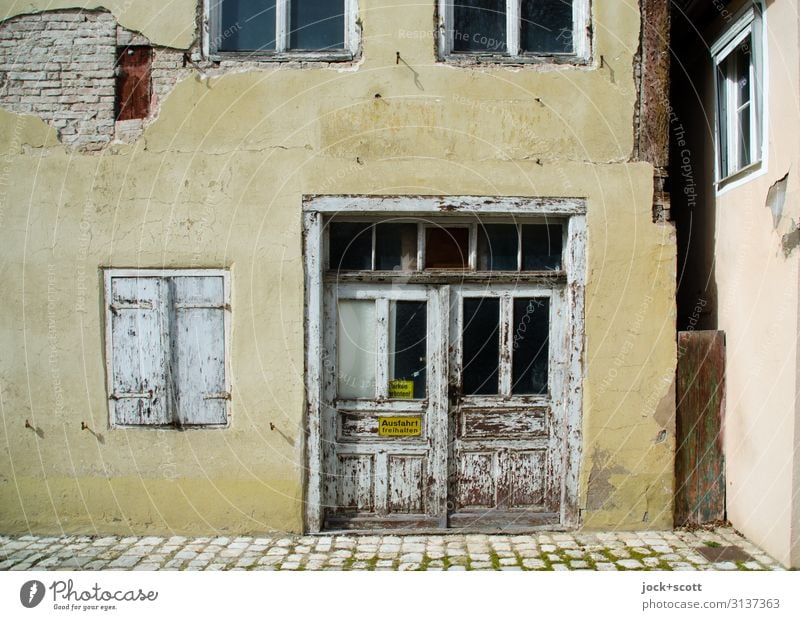 Ansicht Altstadt lost places Nördlingen Haus Fassade Fenster Warnschild authentisch Nostalgie Vergangenheit Zahn der Zeit verwittert Unbewohnt Fensterladen