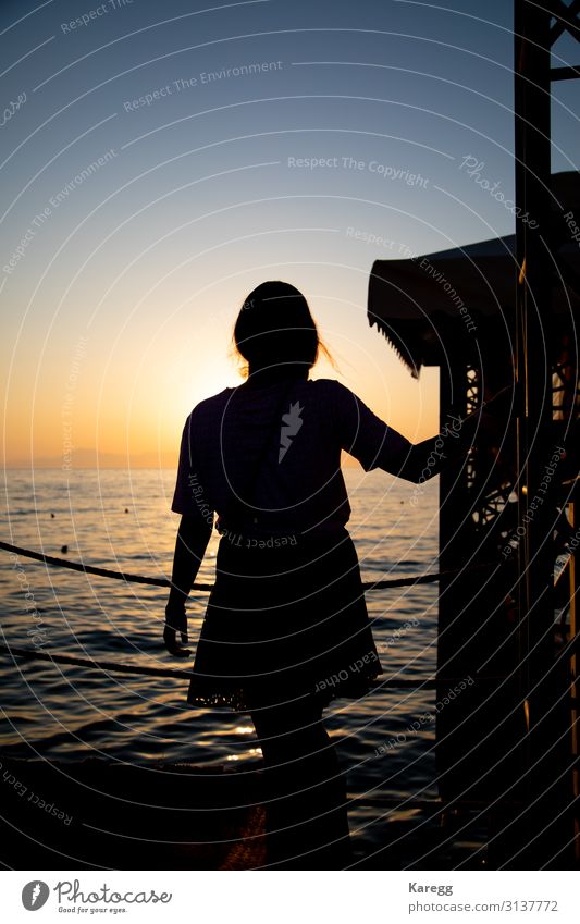 the silhouette of a young woman Erholung Ferien & Urlaub & Reisen Sommer Strand Mensch feminin Junge Frau Jugendliche Erwachsene Körper 1 Gefühle Stimmung