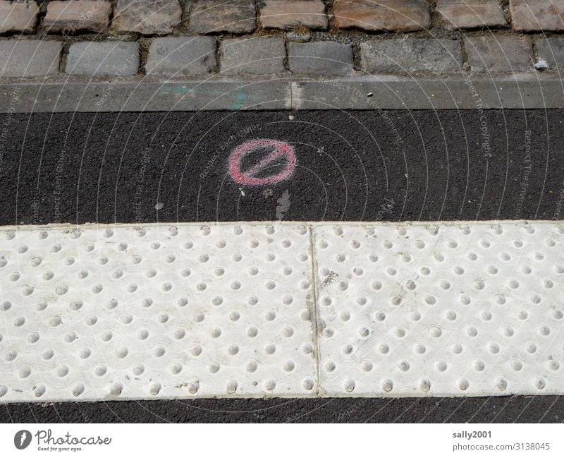 Parkverbot für Kleinstwagen... Halteverbot Schilder & Markierungen Straße Asphalt Bordstein Bordsteinkante Kopfsteinpflaster Straßenmarkierung Verkehrswege