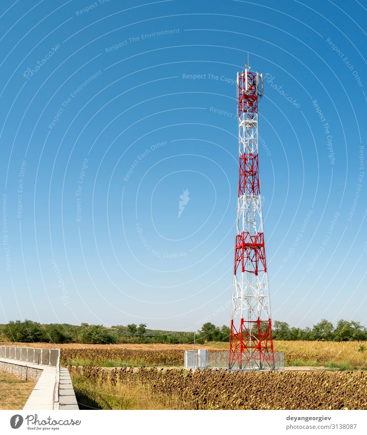 5G-Antenne für die schnelle Internetverteilung. 5G Repeater Industrie Telekommunikation Telefon Handy Technik & Technologie Himmel Fluggerät Linie Kommunizieren