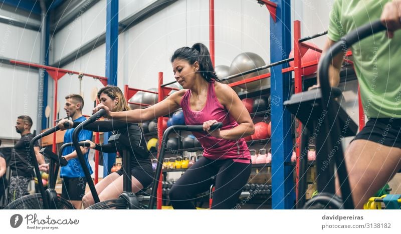 Athleten, die Indoor Airbike fahren Lifestyle Sport Ball Mensch Frau Erwachsene Mann Menschengruppe Fitness authentisch anstrengen Luftrad Training durchkreuzen