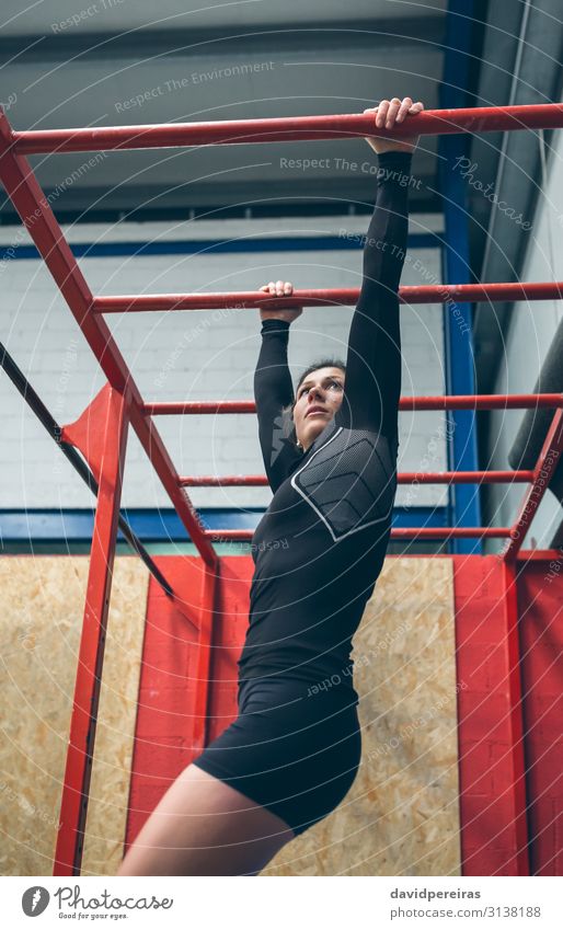 Sportlerin beim Training an Affenstangen Lifestyle schön Körper Mensch Frau Erwachsene brünett Fitness sportlich authentisch stark Bar Cross-Training