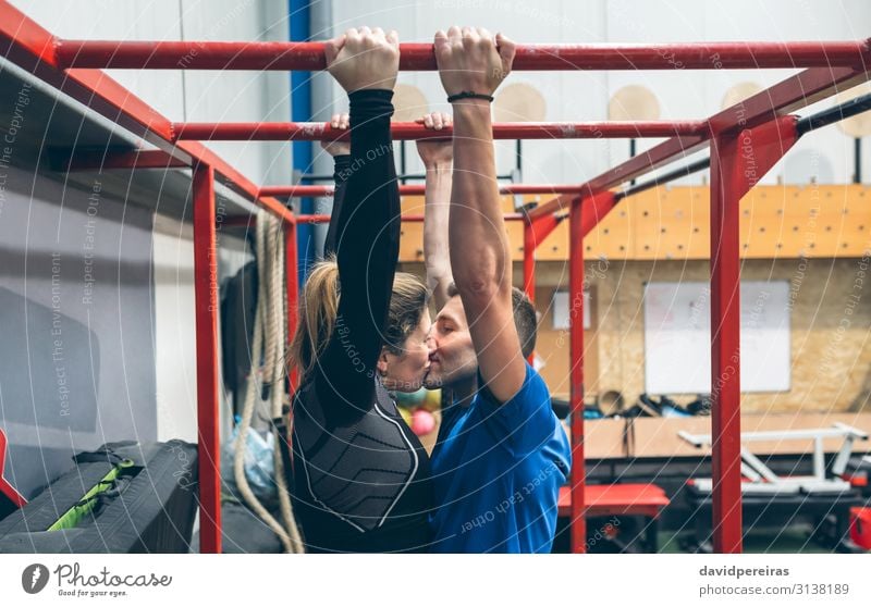 Küssen zu zweit während des Trainings in der Turnhalle Lifestyle Körper Sport Mensch Frau Erwachsene Mann Paar Fitness Liebe sportlich authentisch stark