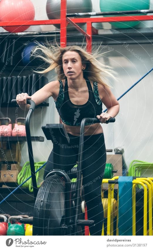 Sportlerin beim Airbikefahren im Fitnessstudio Lifestyle Körper Ball Mensch Frau Erwachsene authentisch anstrengen Luftrad Training Kraft Sporthalle