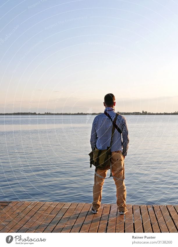 Mann mit Tasche und Kamera auf einem Steg Stil harmonisch Ferne maskulin Erwachsene 30-45 Jahre Wolkenloser Himmel Seeufer issyk kul Cholpon Ata Kirgisistan